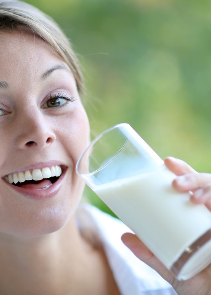 تناولي الحليب للحصول على الكالسيوم الضروري لصحة عظامك