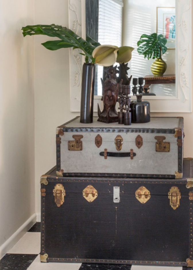 طاولة مدخل مع مرآة مناسبة