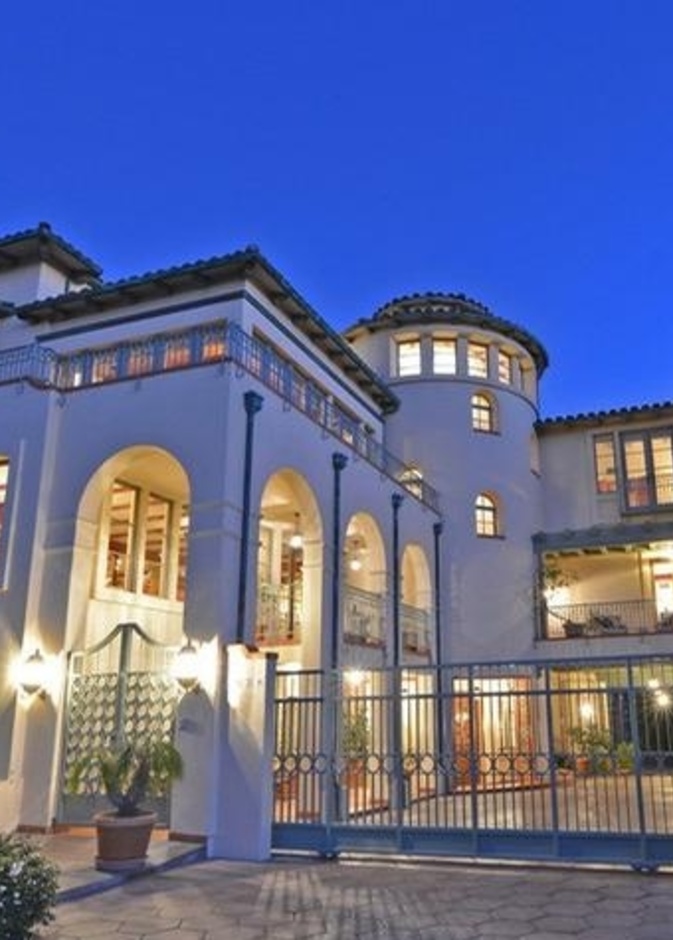 المنزل مع الاضواء الخافتة