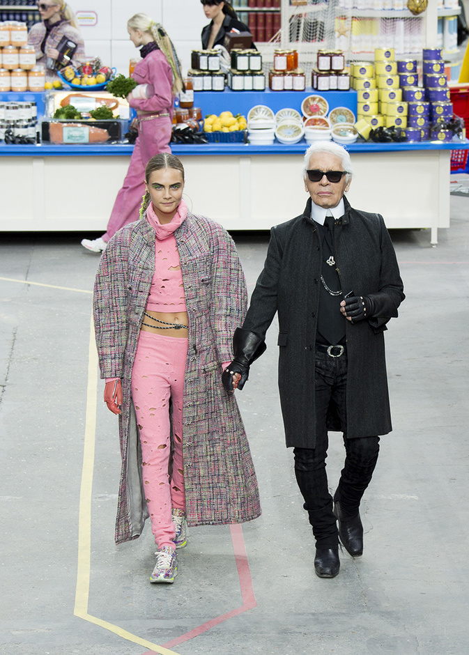 تسوّقي مع Chanel في مجمّع تجاري من الخيال!