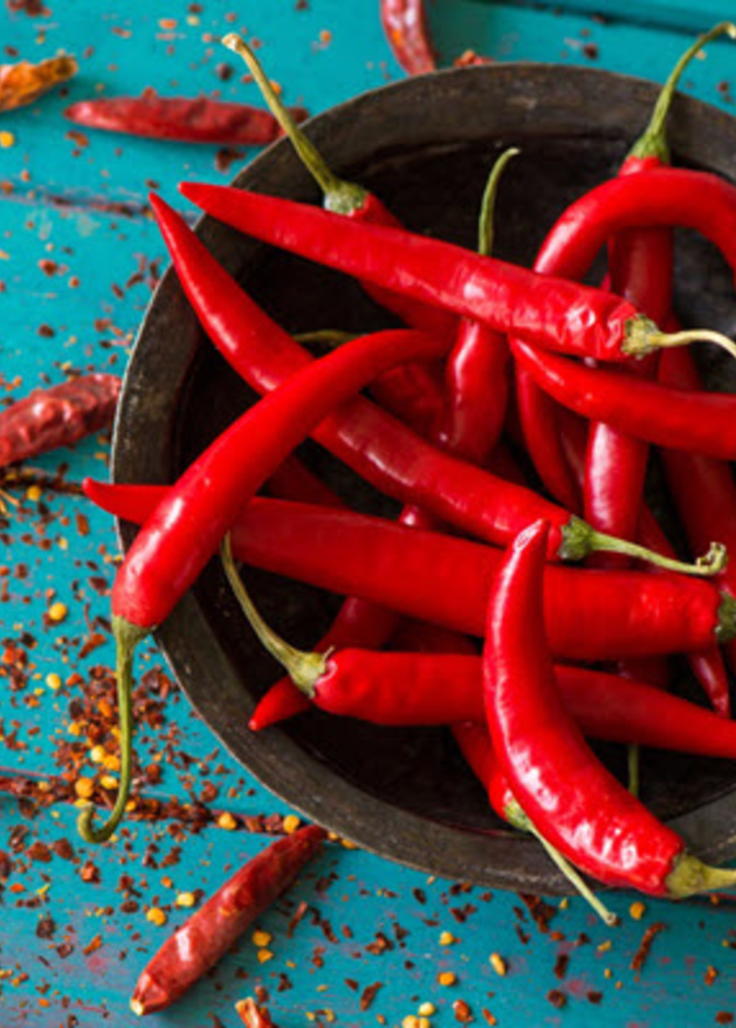 يعمل الفلفل الحار على حرق الدهون وتحويلها لطاقة و كذلك تحسين عملية الاستقلاب