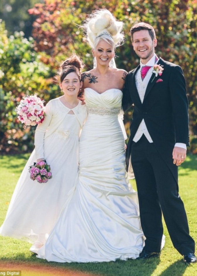 كلير و زوجها اثناء حفل زفافهما