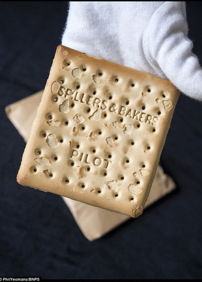 قطعة البسكويت التي بيعت بمبلغ خيالي وصل إلى 23 ألف دولار