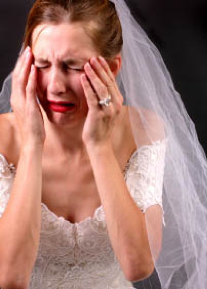 بالفيديو: لماذا ضرب العريس عروسه في يوم زفافهما؟