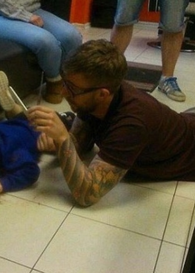 بالصور.. أكثر الحلاقين صبراً على الأطفال في العالم