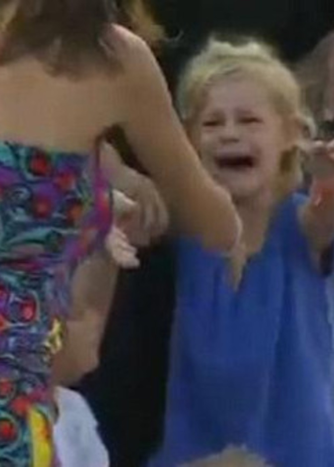 لحظة مؤثرة للقاء طفلة فقدت أمها في ملعب تنس