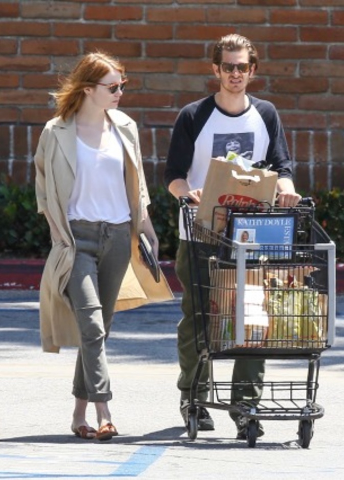 بالصور: إيما ستون تستعيد قلب أندرو غارفيلد برحلة تسوق