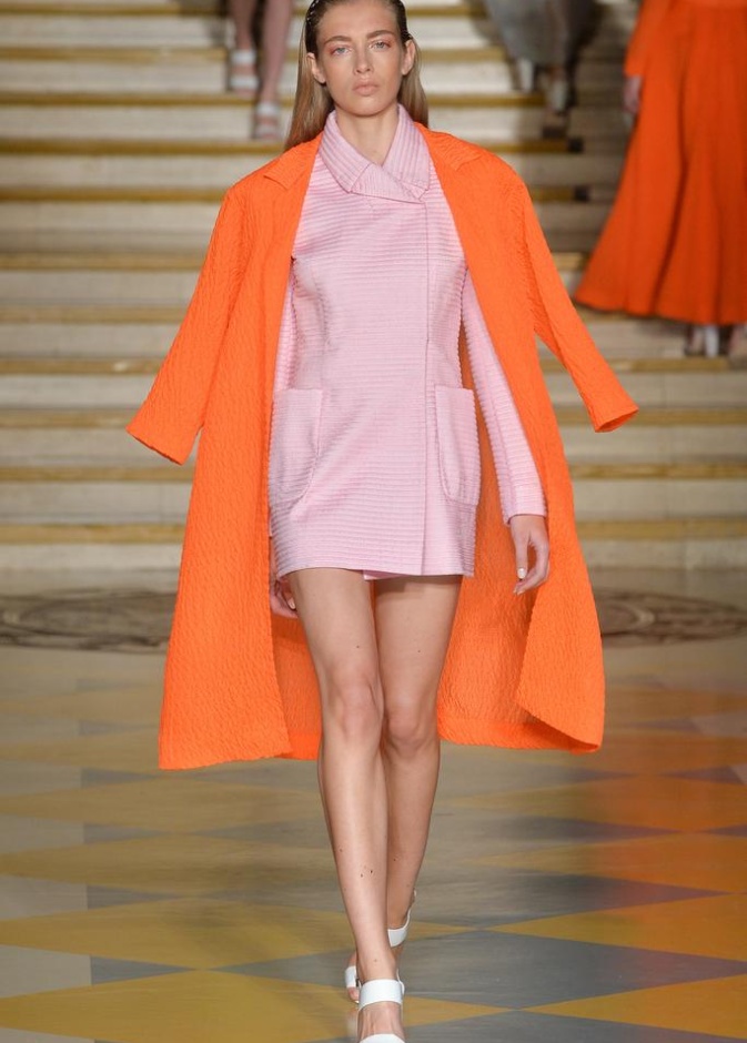 Emilia Wickstead : مجموعة تنبض بروح الأنوثة والشباب