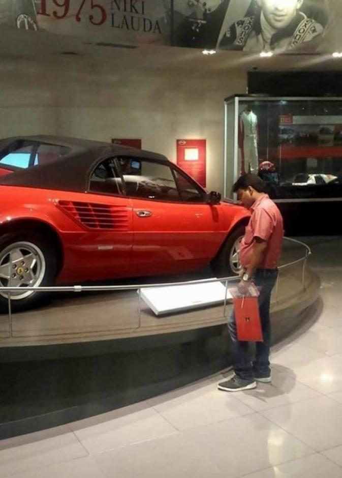بالصور.. أيرلندي يحقق أمنية سائق تاكسي هندي في "عالم فيراري"