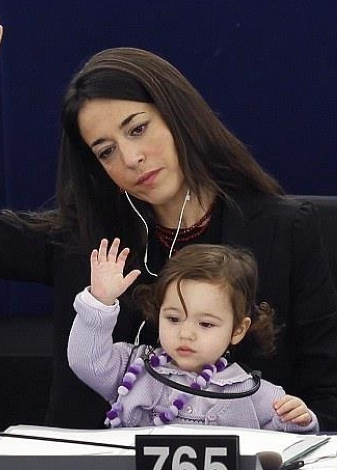 أصغر عضوة برلمان عمرها 3 سنوات