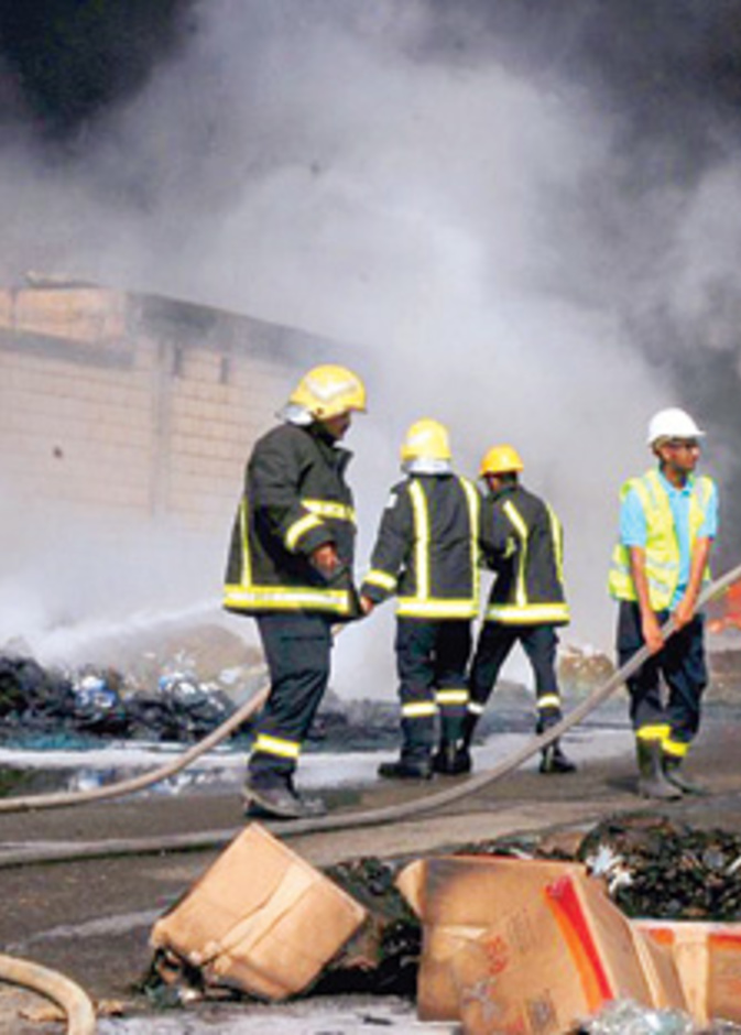 12 فرقة للسيطرة على حريق جدة
