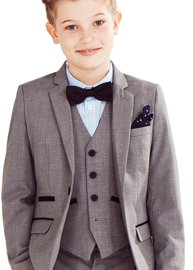 أناقة ملفتة للصبيان في حفل الزفاف ...