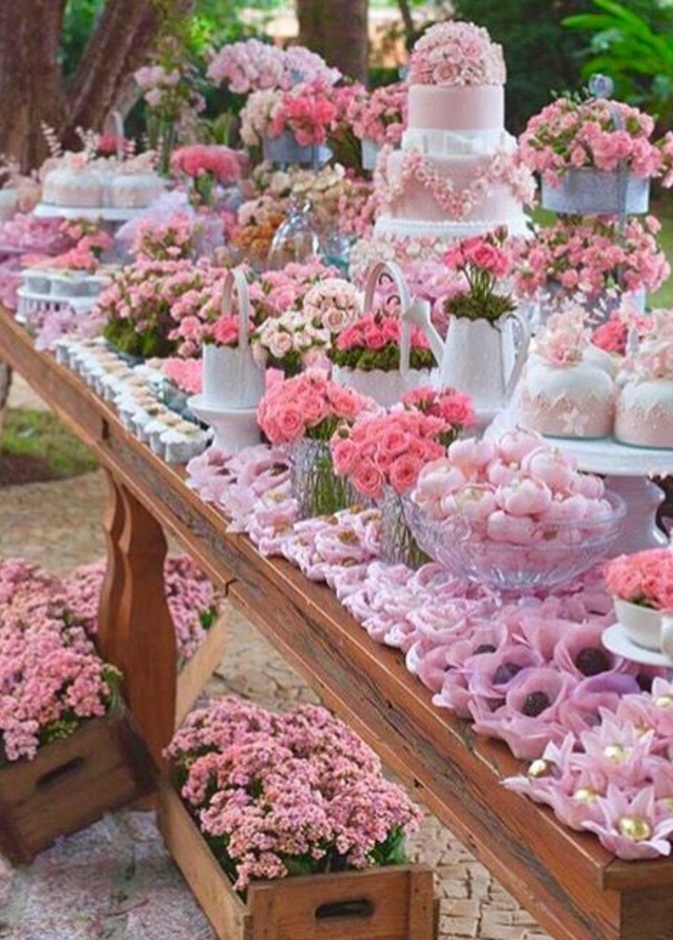 طاولة حلويات مميزة لحفل الزفاف.