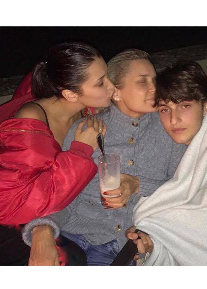 يولاندا حديد تنشر صورة تجمعها بابنها أنو وابنتها بيلا حديد في ختام اجازتهم الصيفية