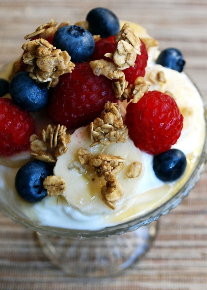 يحتوي كوب اللبن الزبادي مع الفواكه على البروتينات و الكربوهيدرات الضرورية لما بعد التمارين.