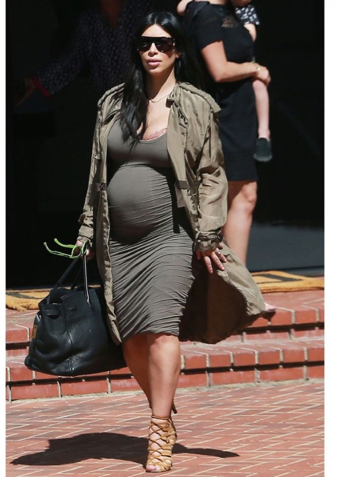 كيم في حملها الأول في فستان أسود وصندل أبيض
