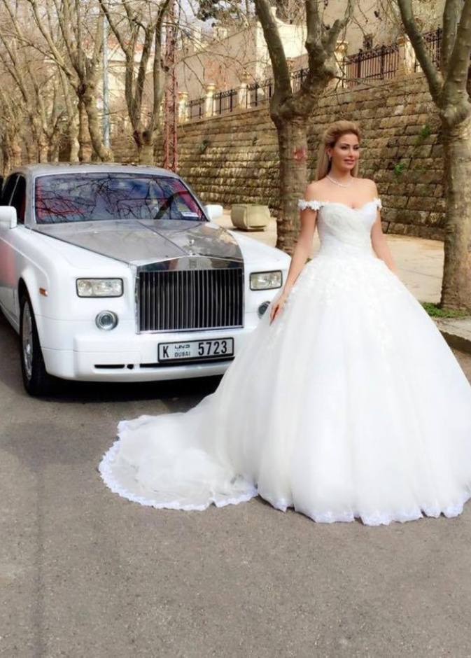 كريستينا صوايا بفستان الزفاف ترويجا لمجموعة المصمم نجا سعادة