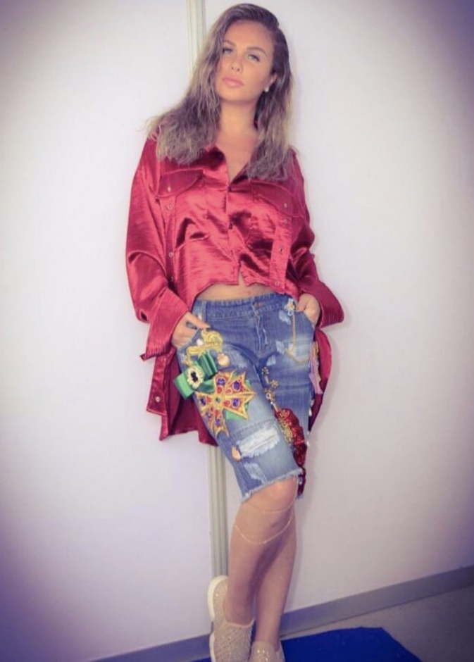 الأسلوب الصباحي لنيكول سابا بالقماش البراق مع الحذاء الرياضي