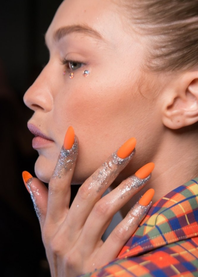 مناكير وردية مع الاظافر الدائرية من دار ‏Jeremy Scott.