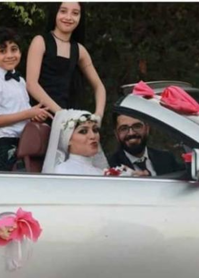 العروسان مع طفليهما