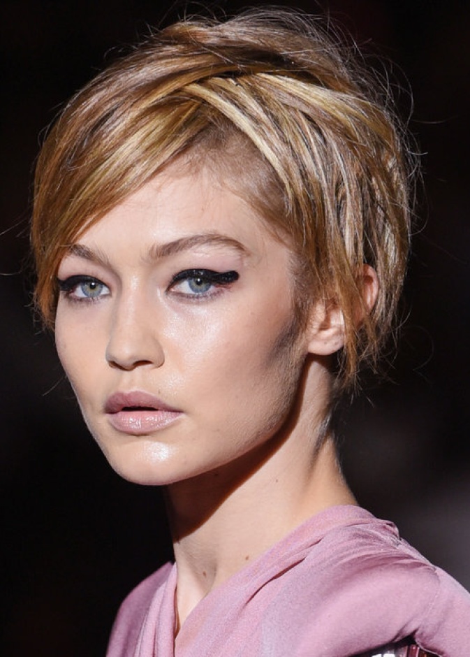 رسمات آيلاينر بيضاء وعصرية من ULLA JOHNSON