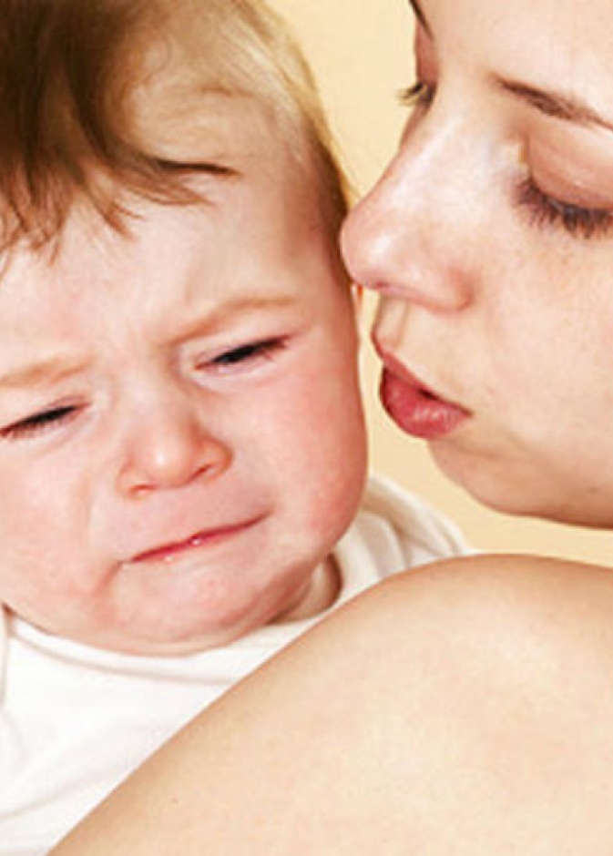 يلعب طفل التوحد بطريقة غريبة و متكررة الشيء ذاته