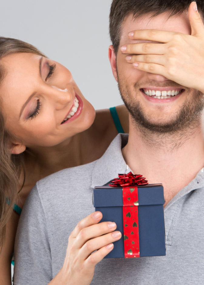 تبحث العروس عن الهدية الاجمل لتقديمها للعريس