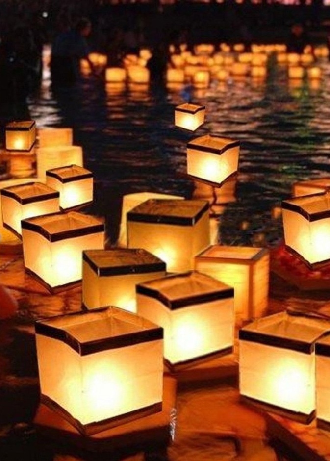 شموع تطفو على سطح المياه.