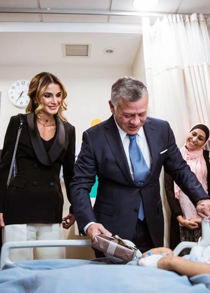 صورة انسانية من الملكة رانيا مع طفلة مريضة
