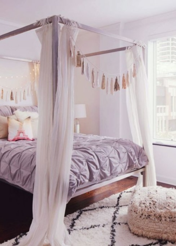 الأقمشة الخفيفة تحيط بالسرير بأسلوب مودرن