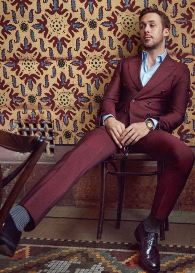 ريان غوسلينغ ببدلة شبابية فريدة بلون البوردو الراقي والأنيق