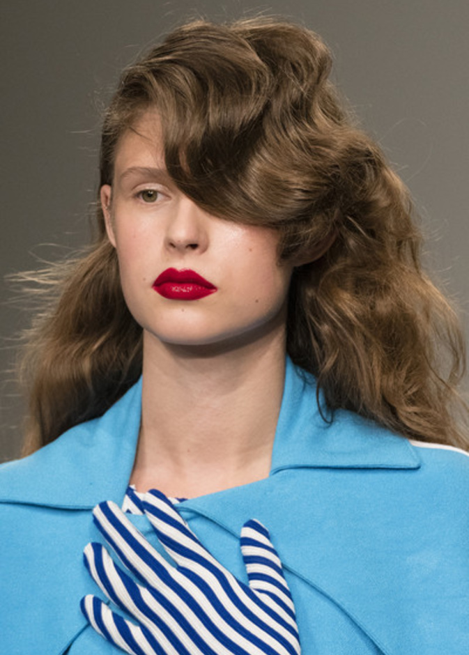 رموش عصرية ووردية مع الحبيبات البراقة في عرض أزياء ‏Ryan Lo