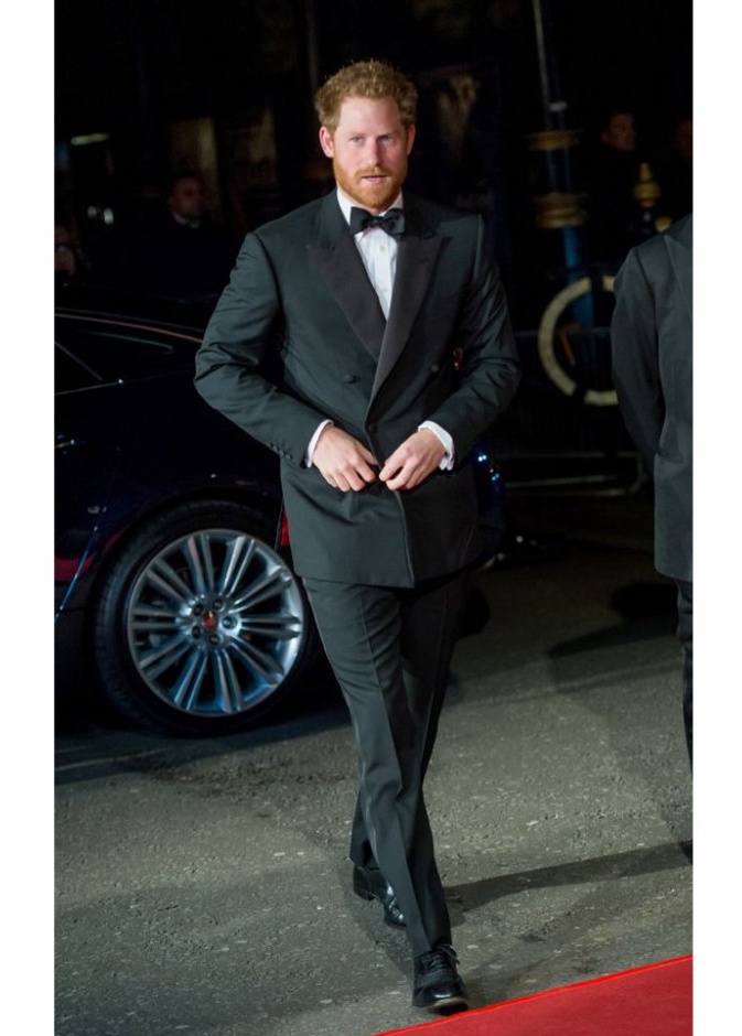 كثيراً ما يختار الأمير هاري القمصان ذات التصاميم الشبابية