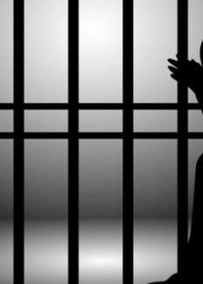 يقتل زوجته وطفلتيه والسبب ...