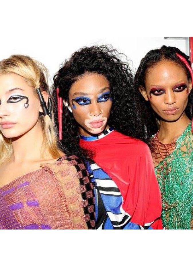 لا يخلو أسبوع الموضة في لندن من صيحات المكياج الغريبة .. وهذه أحدها من عرض fashion east