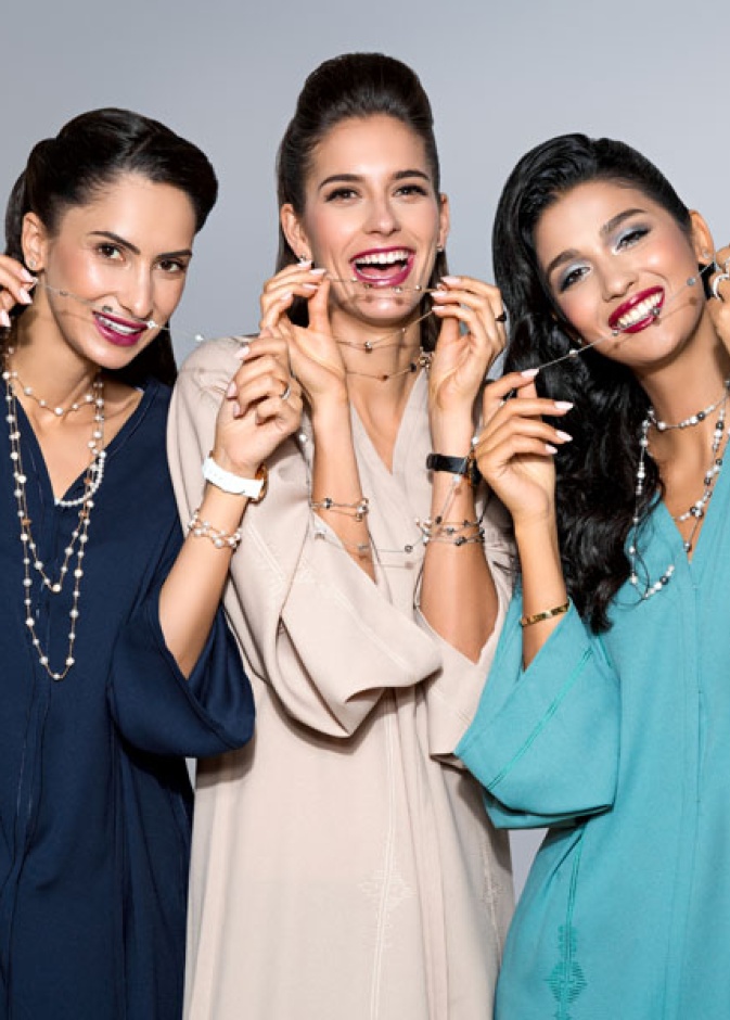 عارضات يتألّقن بالعباءات في جلسة تصوير خاصة من Swarovski