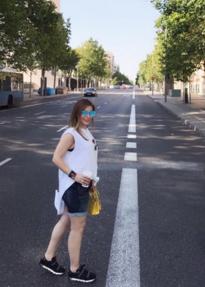 يارا في اطلالة بالشورت مع الحذاء الرياضي باللون الفوشيا