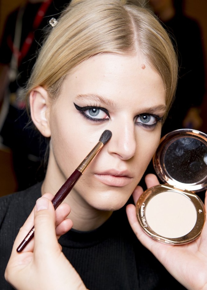 مكياج بأنامل Charlotte Tilbury في عرض أزياء Versace خلال أسبوع الموضة بلندن.