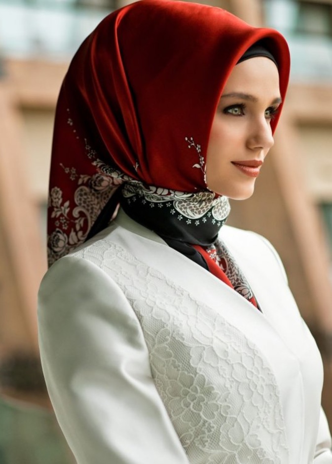 لف الحجاب التركي مع ترك إحدى الطرفين أطول