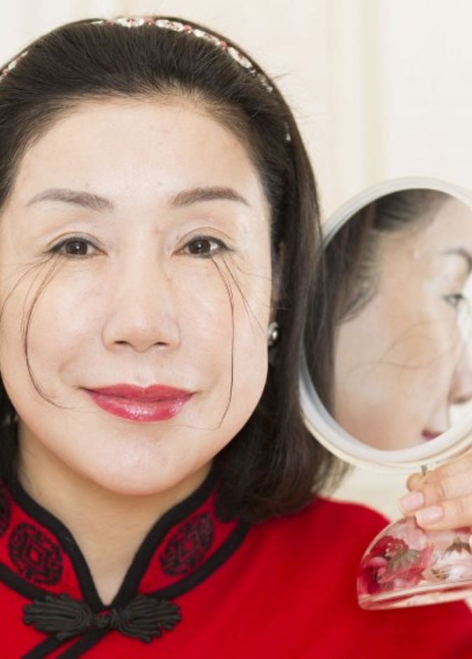 يو جيانكسيا تولي رموشها عناية خاصة