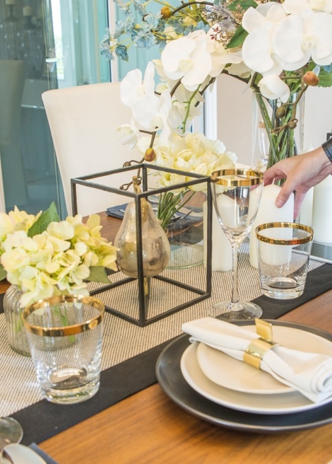 طرق تزيين طاولات الطعام في الولائم الكبيرة