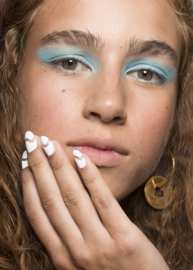 مناكير باللون النيلي مع الخطوط السوداء من ‏Sadie Williams