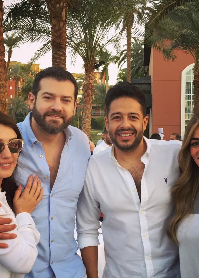 كندة علوش مع زوجها وبعض الاصدقاء في شهر العسل