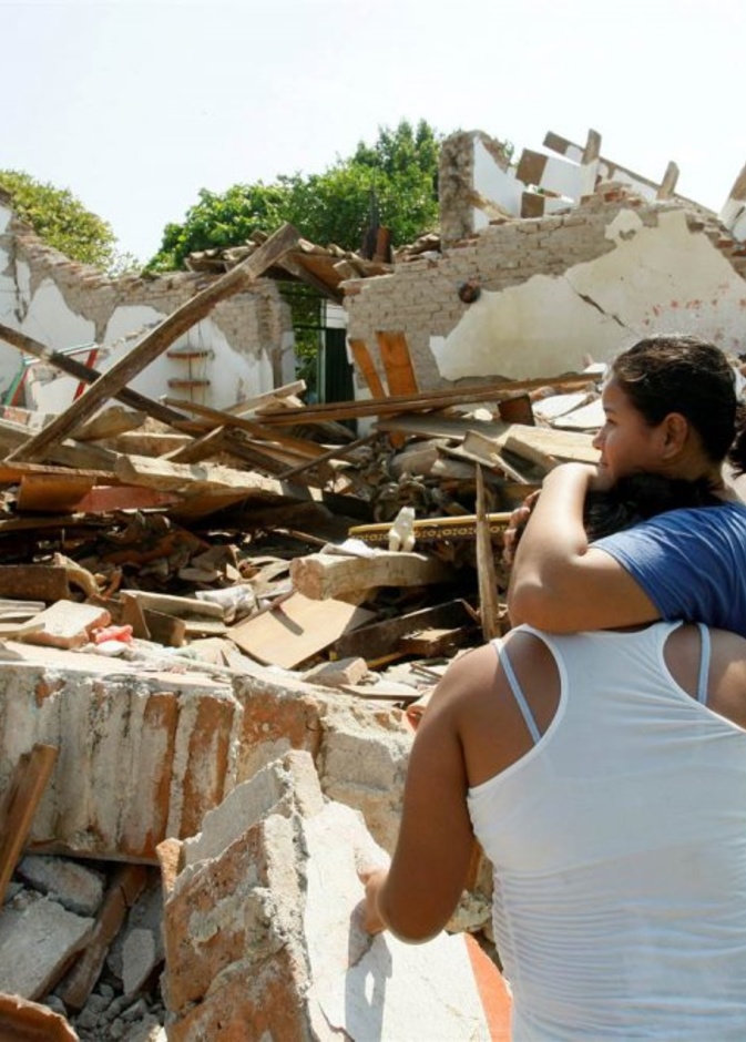 محاولات مضنية لإنقاذ طالبة في مدرسة