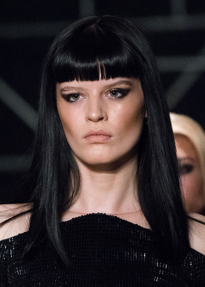 مناكير باللون النيلي مع الخطوط السوداء من ‏Sadie Williams