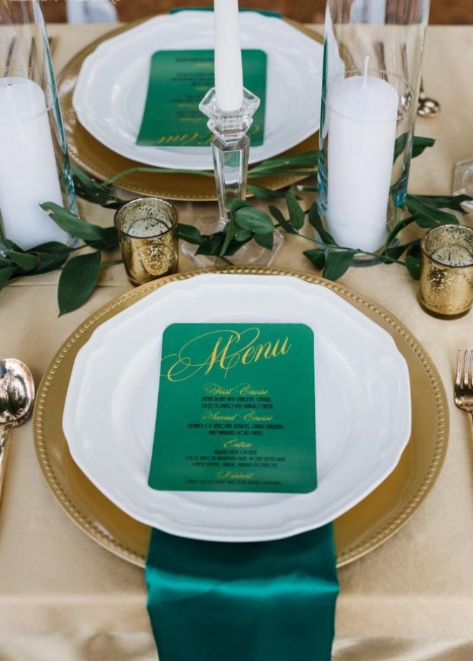 كيكة زفاف مزينة باللون الاخضر و الابيض مستوحاة من الوان العلم السعودي