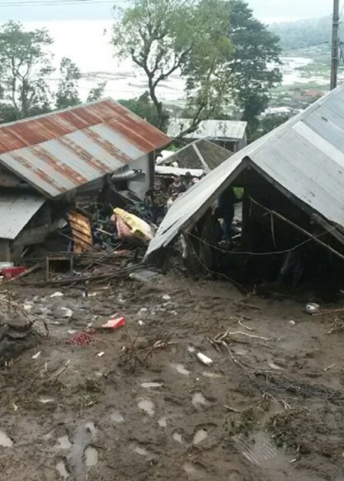 تحذيرات مرتفعة من نشاط بركان آجونج