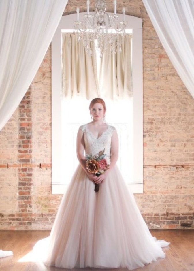 ديكورات ستائر تحمل طبعات و رسوم طبيعية للعروسين