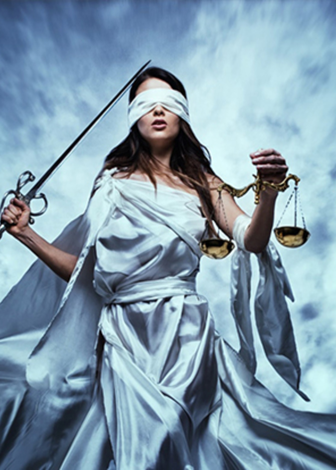 متردد يأخذ وقته ويقيس ايجابيات وسلبيات كل قرار