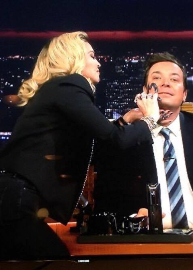 مادونا تمازح الكوميدي جيمي فالون خلال استضافته لها في برنامجه